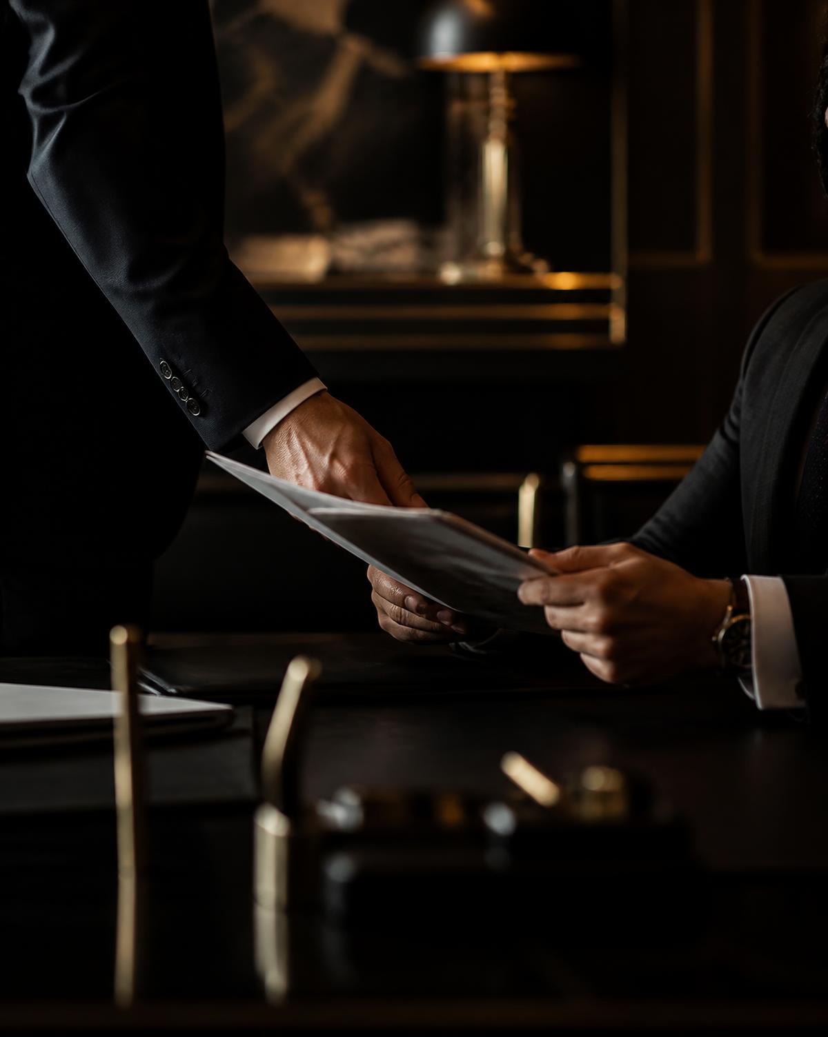 Abogados de PML revisando documentos